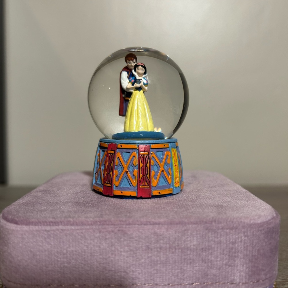 Disney Princess Snow White and Prince Florian Miniature Snow Globe